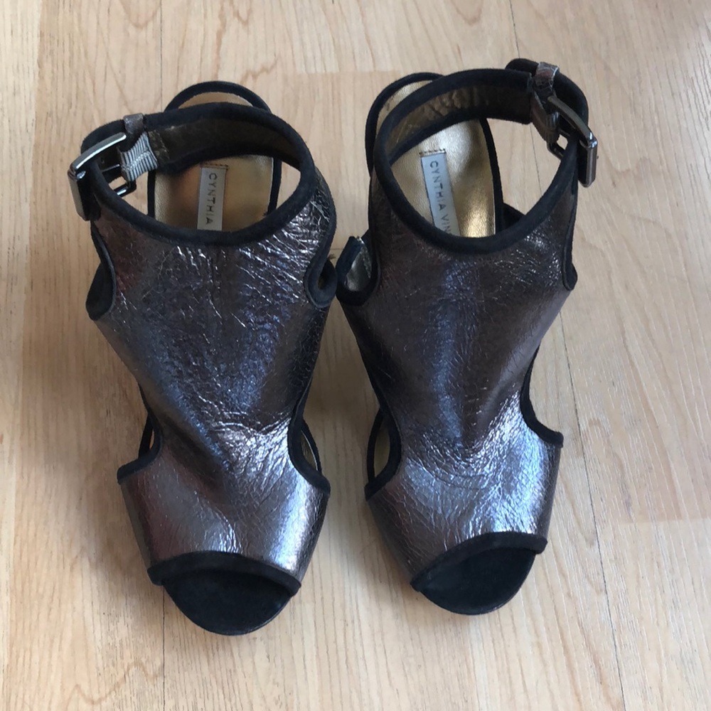 Cynthia Vincent metallic pewter & Black  heels